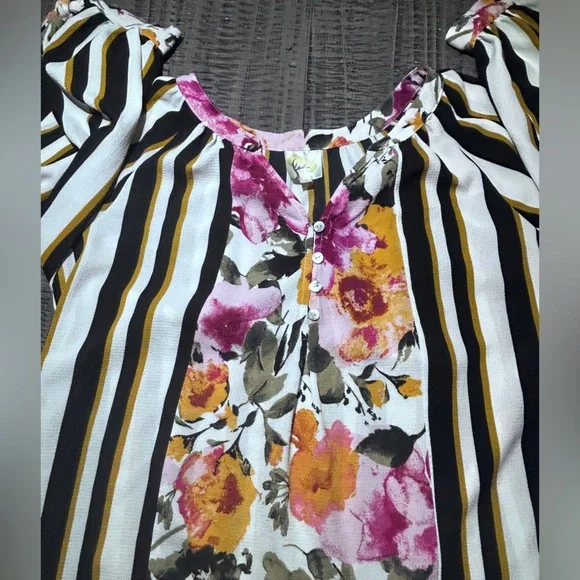 Fig and Flower Multicolor Floral Blouse - Picture 3 of 9